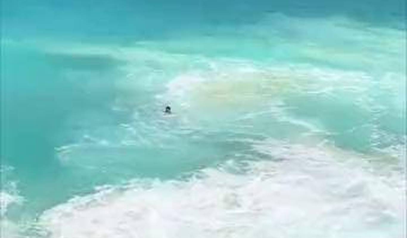 2新黄河小伙在印尼海边被浪卷走，危急时刻长发外国友人化身“海王营救。