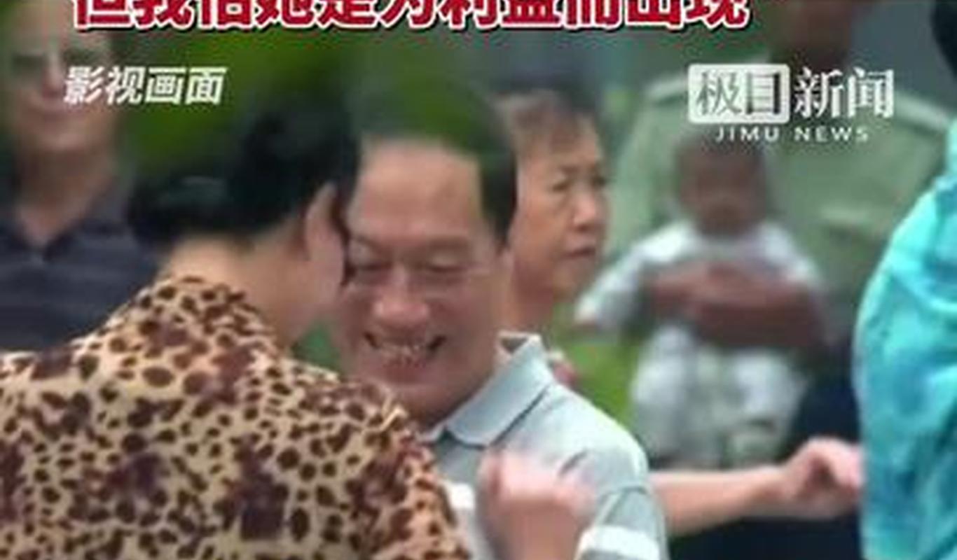 00:21华夏时报父亲偷偷和广场舞舞伴结婚，女儿得知后马上将3套房产立遗嘱