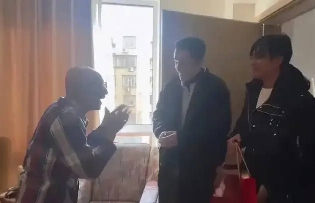 胡歌陈龙去养老院看望游本昌 “爷叔”笑容堆满脸令人感动