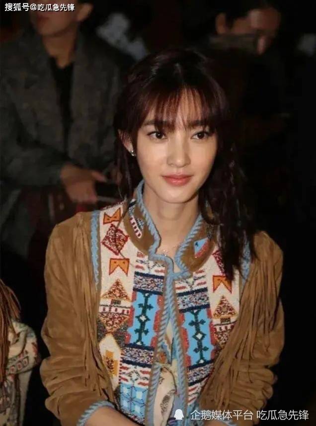 爱游戏ayx宋佳和王丽坤同框看秀两人同穿民族风连衣裙大小姐和丫鬟的差距一目了然(图1)