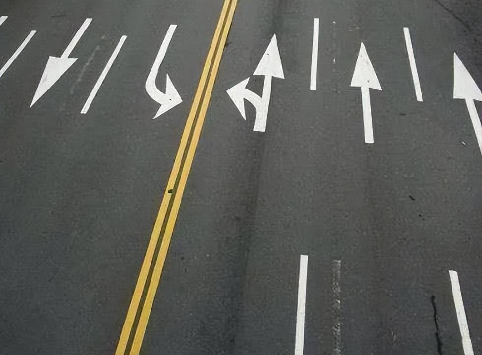 原创
                “单黄线”和“双黄线”有哪些区别?遇到后该怎么走?知道少吃亏 原创
                “单黄线”和“双黄线”有哪些区别?遇到后该怎么走?知道少吃亏