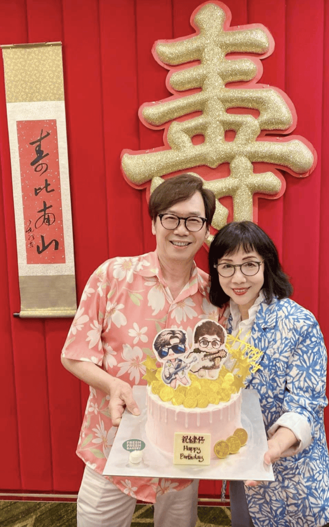 原创75岁温拿乐队成员庆生，穿花衬衣不显老，同框65岁苗侨伟像同龄人