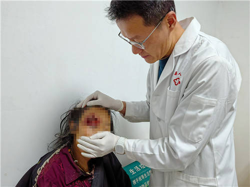 全力以赴 北京大学首钢医院援青医生成功救治被藏獒多处咬伤患者