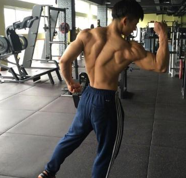 20岁小伙健火狐电竞官方网站身三年练出超大肌肉颜值和才艺秒杀众多肌肉男！(图1)