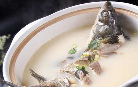炖鱼汤用冷水还是热水，很多人搞不清楚，怪不得炖出来不鲜不白