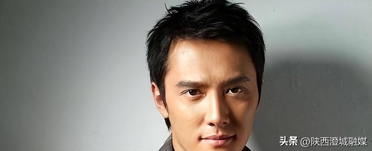原创当62岁费翔与44岁冯绍峰同框，才知真帅和装帅有多大差距！