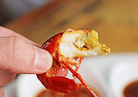小龙虾虾头里，到底是“黄”还是“屎”，90%的人吃错了，真浪费