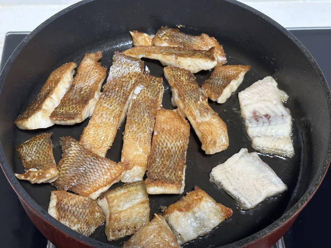清蒸鲈鱼吃腻了，试试新吃法，颜值高更好吃！一块块吃起来更方便