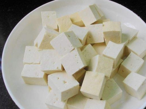 做豆腐不要直接下锅煎，多做这一步，鲜嫩入味还不容易碎
