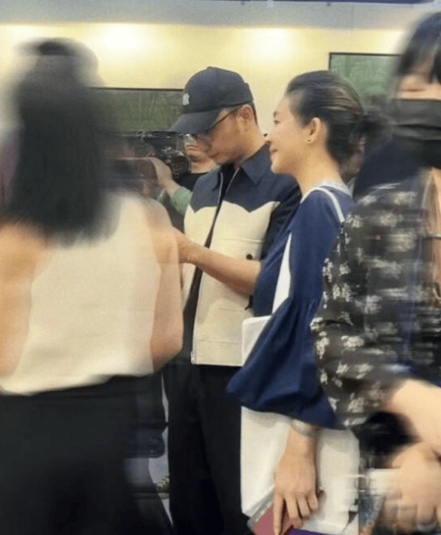 爱游戏AYX体育央视主持人聚会！56岁王小丫罕见露面一身民族风打扮配盘头美的自然又高级(图5)