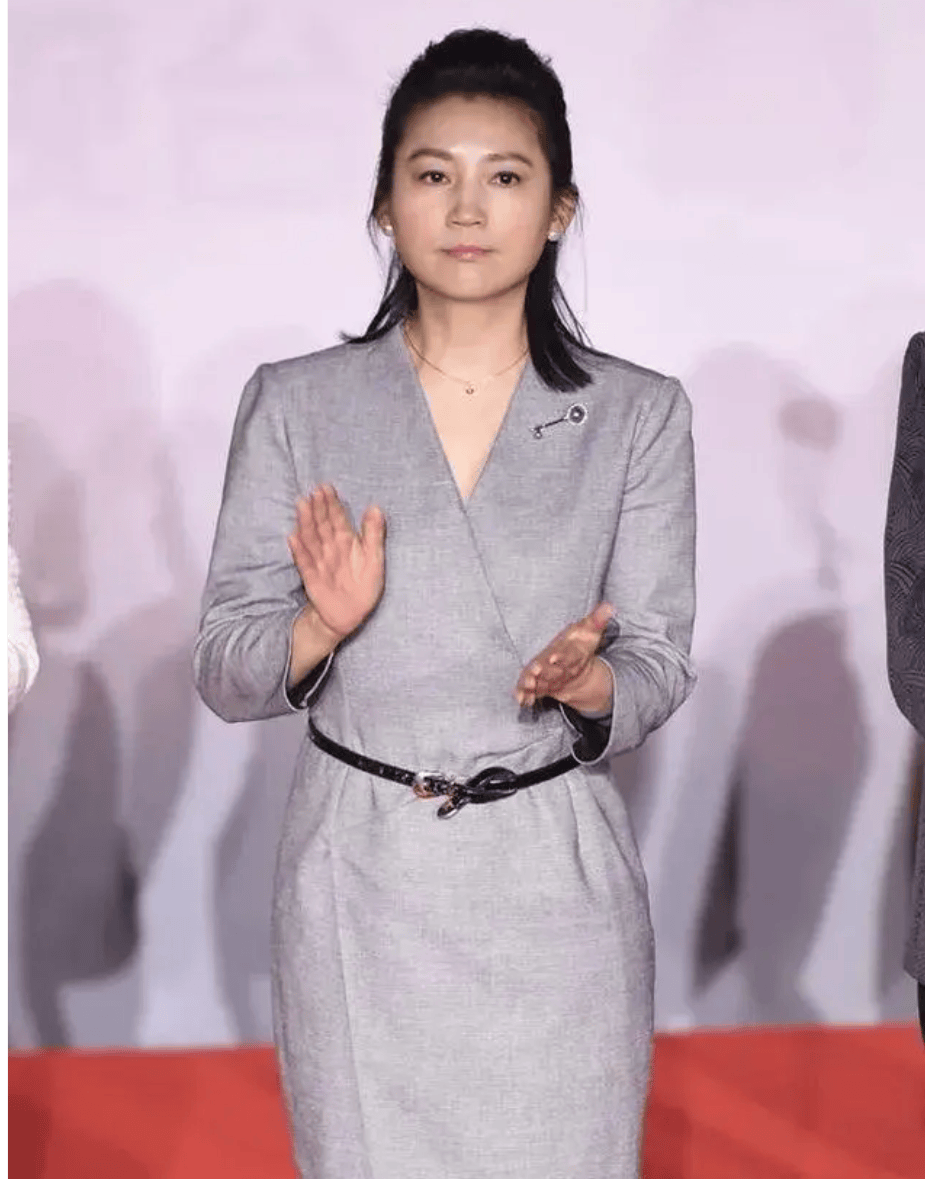 爱游戏AYX体育央视主持人聚会！56岁王小丫罕见露面一身民族风打扮配盘头美的自然又高级(图7)