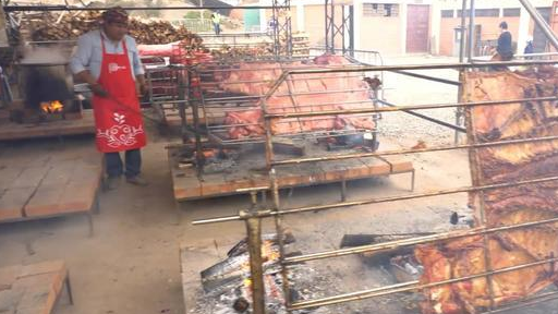 国外烤肉节上，整头500斤的牛直接放架子上烤，每天要烤十几头