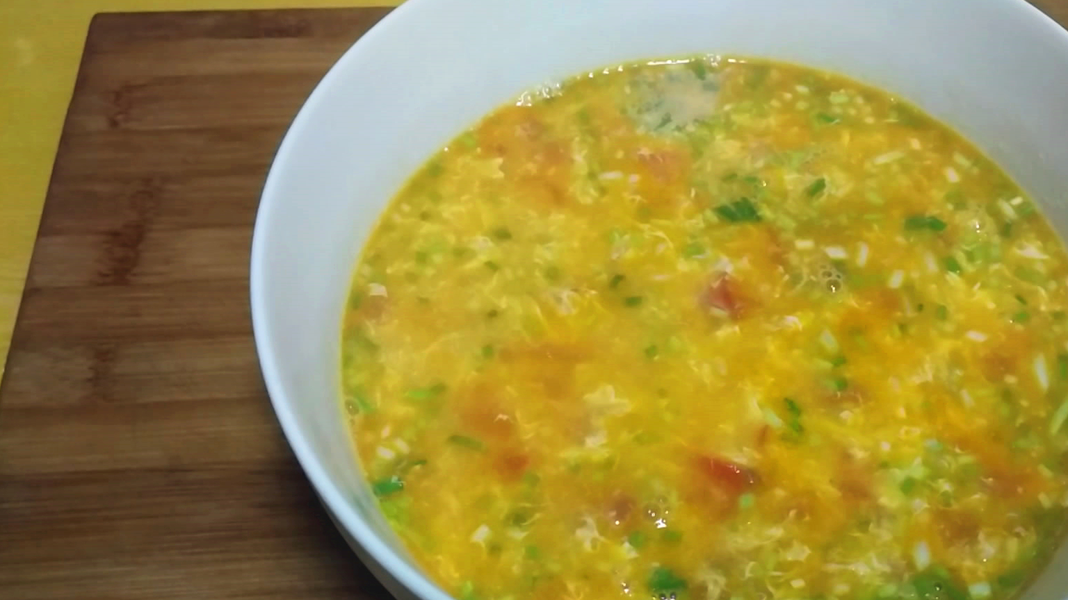 西红柿鸡蛋汤的家常正确做法，汤汁鲜嫩美味，蛋花漂亮又入味