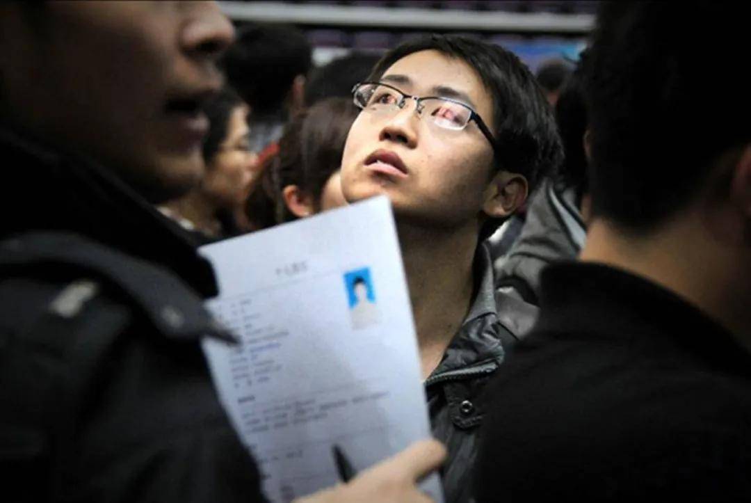 2024年研究生就业比本科生难：选对路，不考研照样高薪就业！