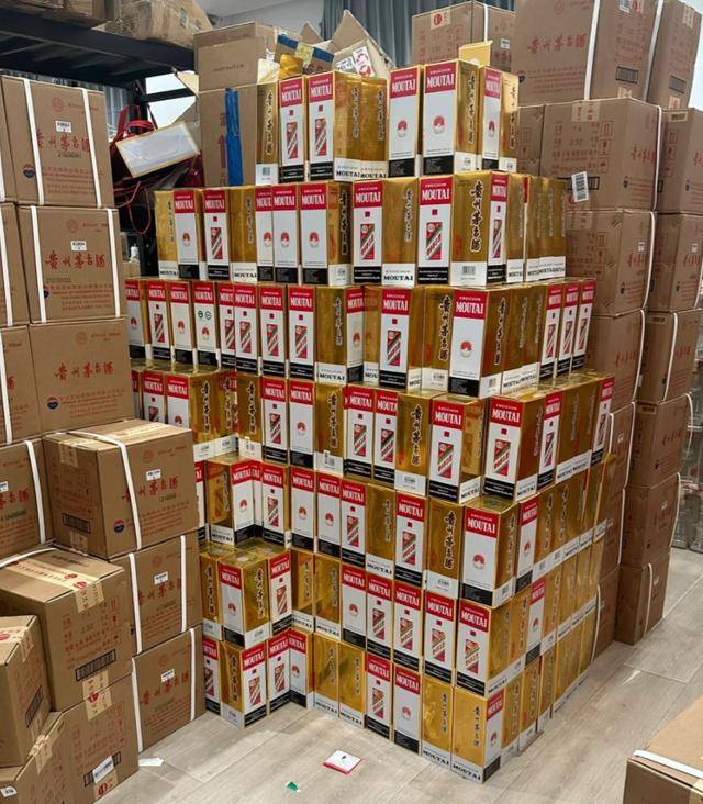 “液体黄金”飞天茅台价格持续下跌后的众生相:线上价格跌至2320元/瓶!-黄金液体酒贵州茅台镇