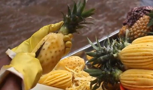 印度小哥这样切菠萝，跟我们的方法不一样，哪个更加的浪费呢？