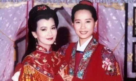 赵雅芝叶童牵手同框，白发叶童更有女人味儿，小青和碧莲都老了！
