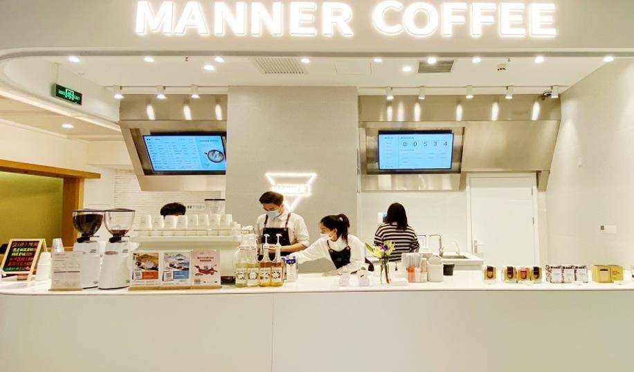 Manner咖啡店员向顾客头上泼咖啡粉-咖啡店成打卡地后要求先消费再进