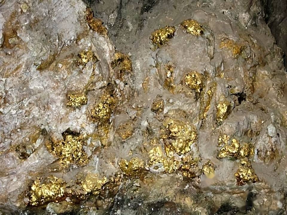 原创沙特发现绵延125公里的世界级金矿！为什么泼天的富贵，总青睐于沙特？