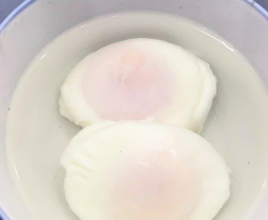 水煮荷包蛋，总是有白沫，还会散开？水里加点它，个个圆嫩不散开