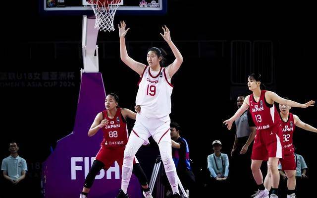 44分14篮板！日本姑娘都要被她打哭了，中国女篮锁定世界杯资格