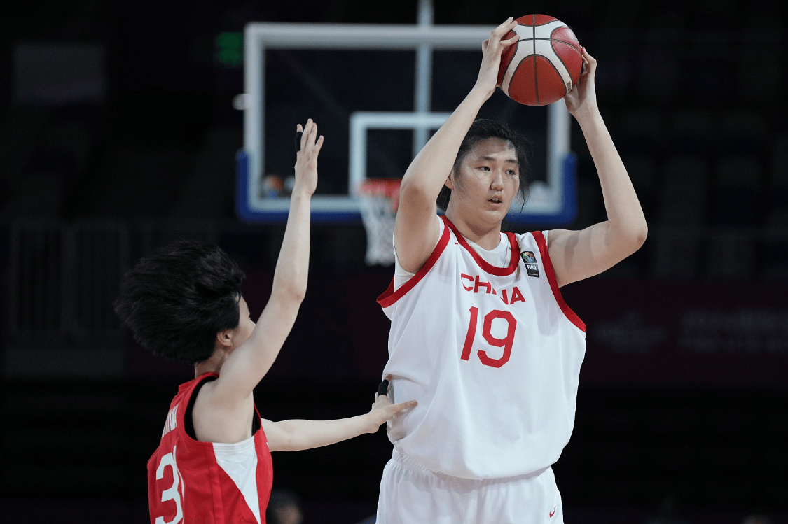 大胜日本女篮，女版姚明大爆发，26分钟爆砍44分14板，中国女篮晋级半决赛