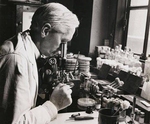 磺胺是德国人先发明的，但是希特勒并未对此表示重视，他始终相信这些科学研究是犹太人才会搞的东西