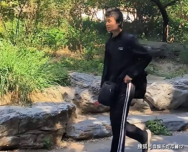 原创北大韦神被吐槽“字丑”，穿着邋遢不讲卫生，被造谣捐款洞庭湖