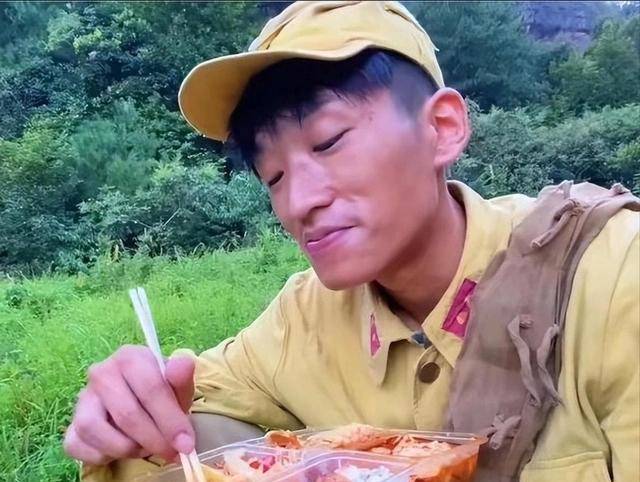 横店群演们为了一个角色挤破头，宁愿月薪三千不愿上班