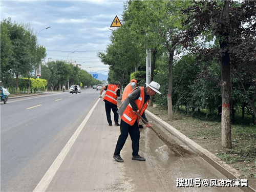 涞源县执法局加强雨天保洁守护城市洁净和群众平安出行(图1)