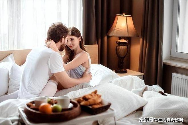 梦境交织的情感纠葛，梦见与异性暧昧时，老公意外闯入