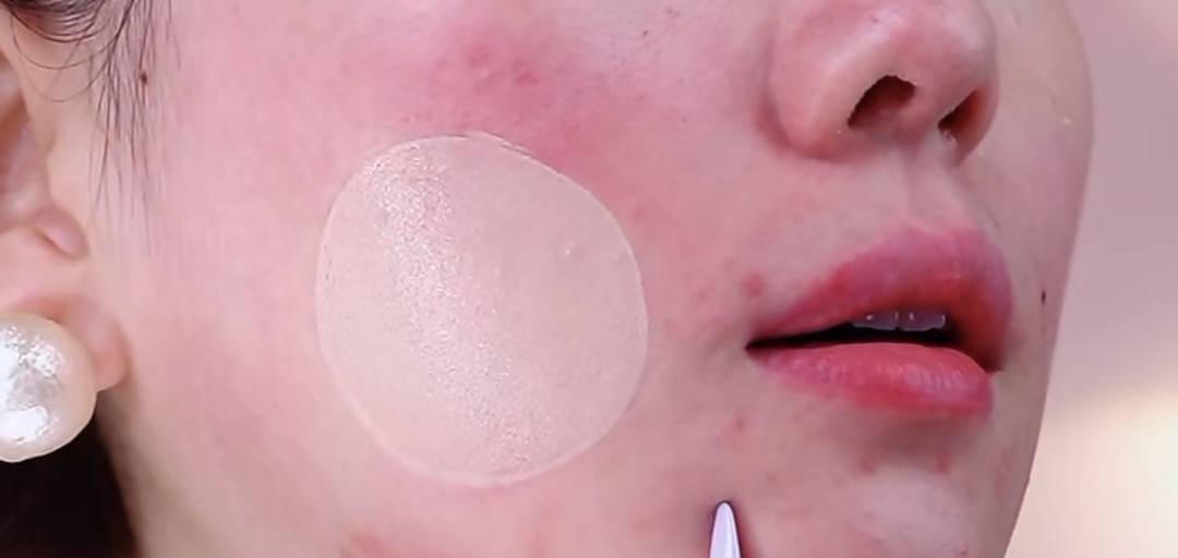 而在直播间里，满脸通红、长痘甚至破皮的主播也在通过暴力卸妆等方式去