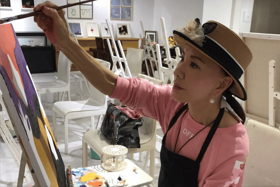 惨遭双性恋借腹生子，66岁独子患癌离世，再嫁小25岁丈夫获幸福