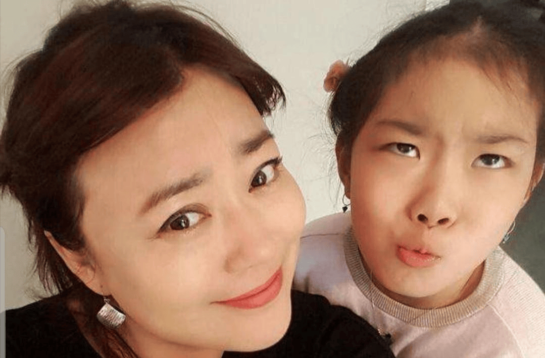原创经历三次婚姻，老公一个比一个小，如今患癌，53岁和女儿相互依靠