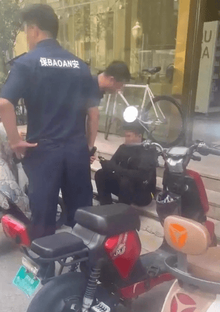 外卖小哥被2名保安持械殴打，并扬言：再来打断你的腿？警方回应