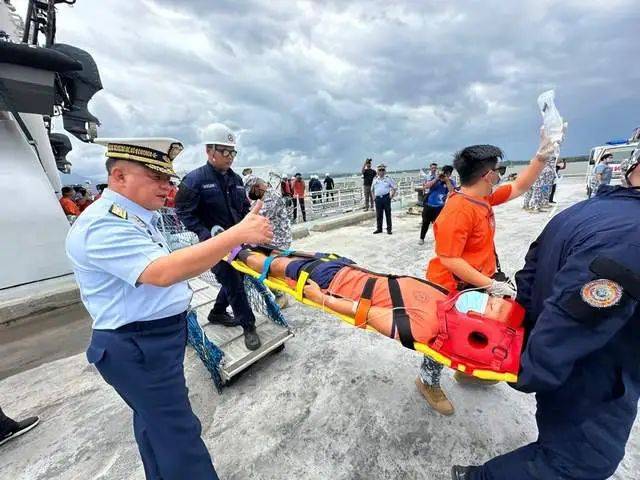 怪不得菲海警船会撤出仙宾礁，原来菲船员已经饿到虚脱，被抬下船