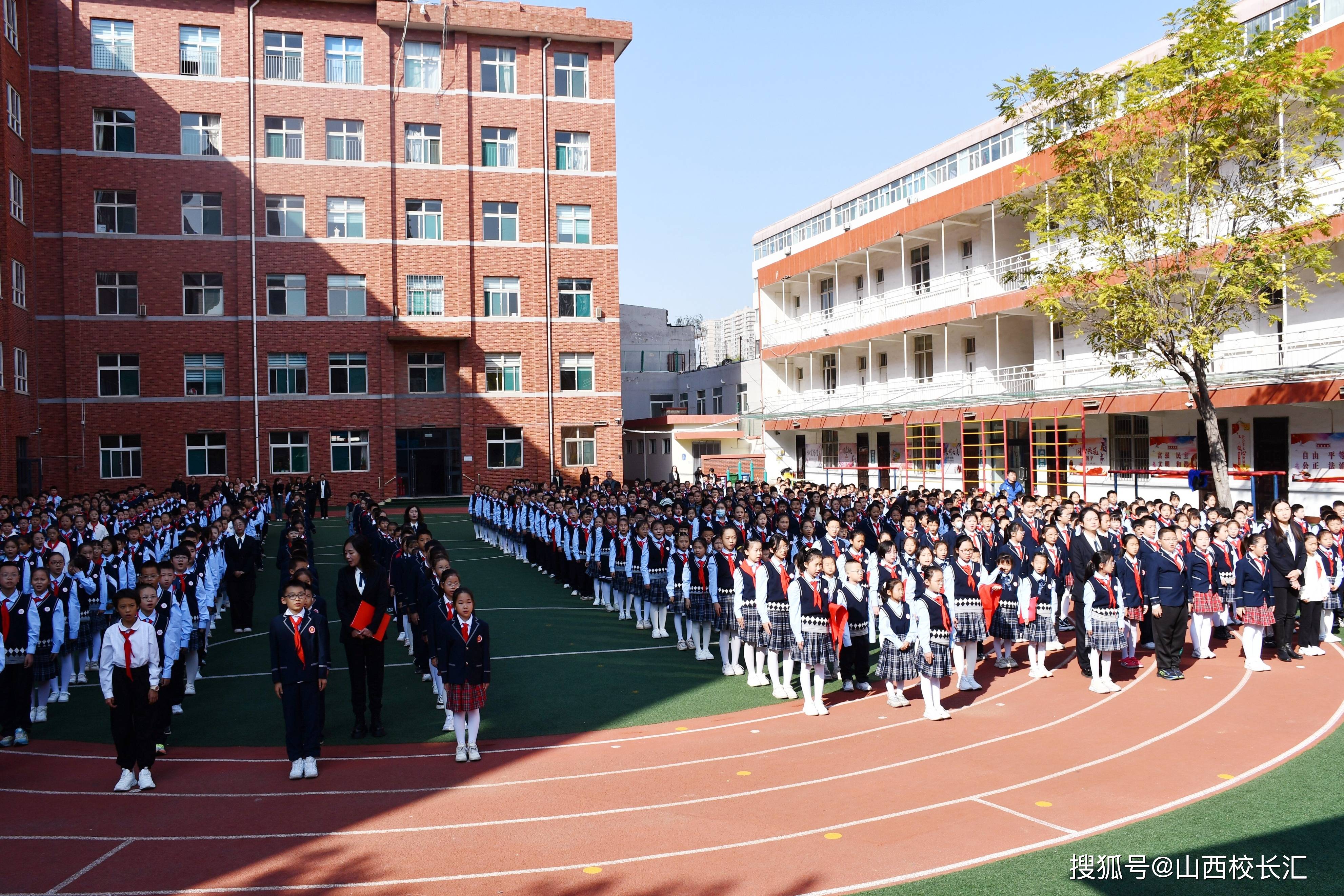 赢博体育app红领巾爱祖国 太原迎泽区建设路小学举办2024年新队委就职仪式活动(图2)