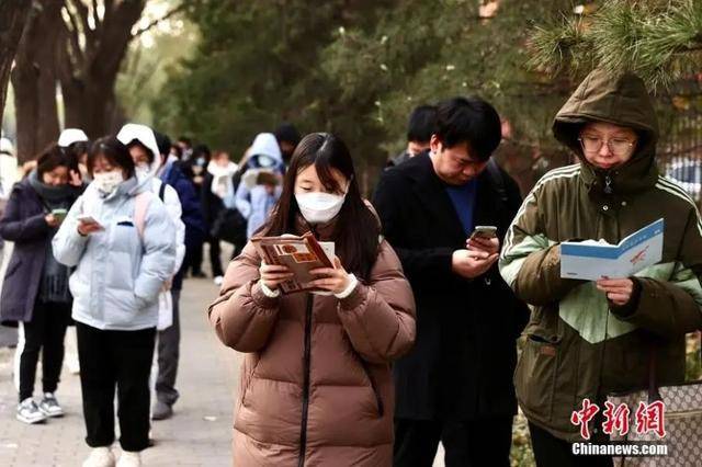 上海、江苏等地明确公务员招录年龄放宽 媒体评论:职场“35岁门槛”该拆了 上海、江苏等地明确公务员招录年龄放宽 媒体评论:职场“35岁门槛”该拆了