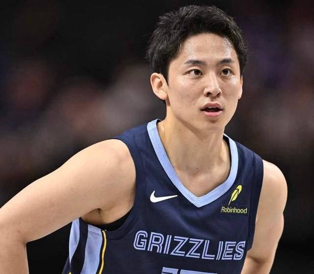 励志！1米72的日本后卫在NBA突破自我，超越传奇