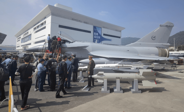 殲10CE才是最大贏家？航展首日被包圍，伊朗空軍司令登機(jī)滿臉幸福