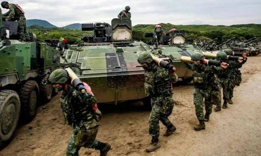 “中国统一”突然引爆！岛内爆发抗议，最后时刻，特朗普露了底