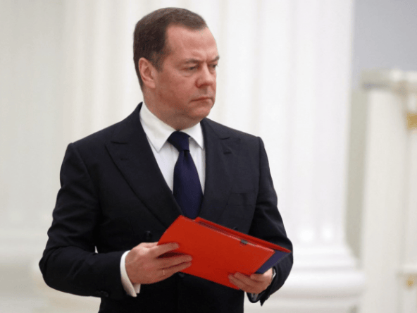 在中国的最后一天，梅德韦杰夫终于交底，对华改了称呼，释放信号强烈