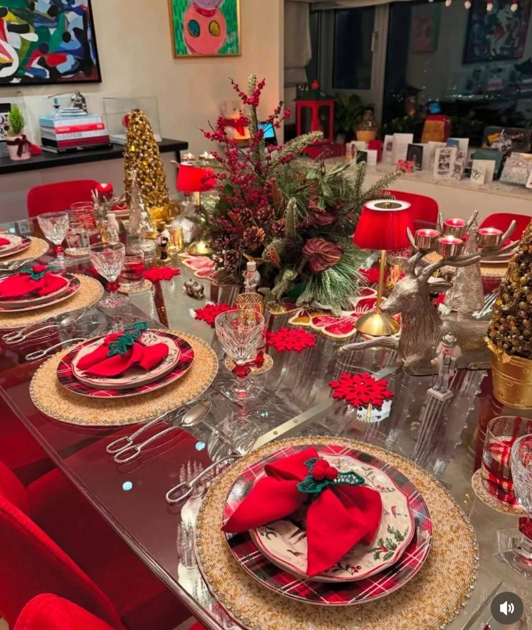 谢玲玲与儿女们庆祝圣诞餐具奢华隔着屏幕都能感受到她半岛体育官网的幸福(图7)