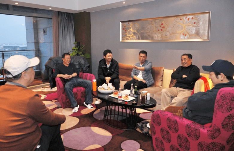 姜昆领衔“五人组”，在江苏卫视春晚创演讽刺性相声《“精准推送”》