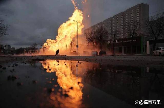 烏工業(yè)基地被炸，拜登再批一筆軍援，特朗普自信半年內結束沖突！
