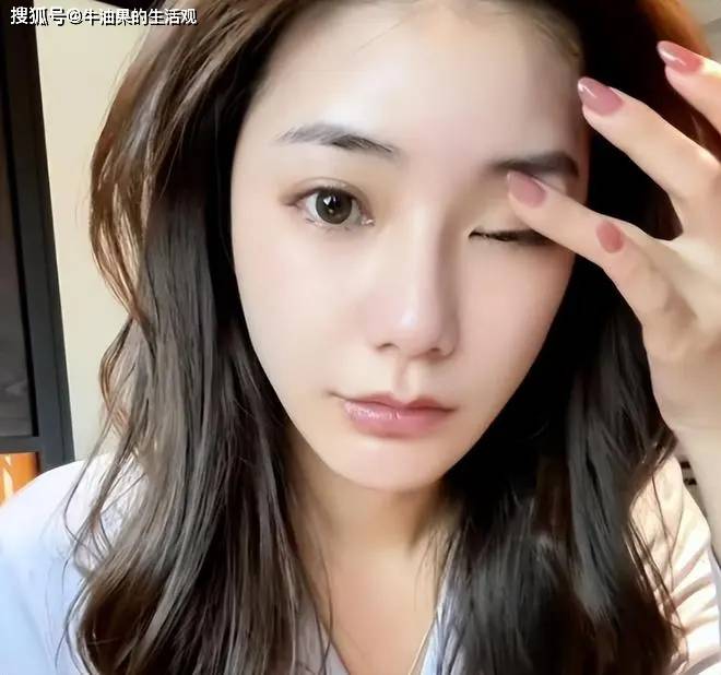 大S具俊晔现身友人归宁宴，穿汪小菲买的4万连衣裙合照，撞脸母亲黄春梅
