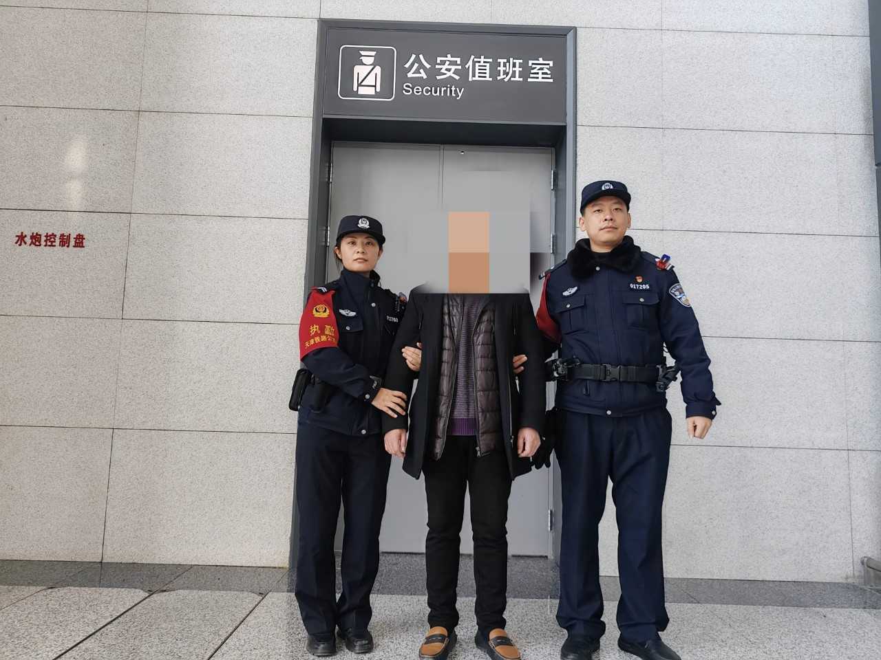 沧州站派出所实习女警 自主抓获一名网上在逃人员 沧州站派出所实习女警 自主抓获一名网上在逃人员