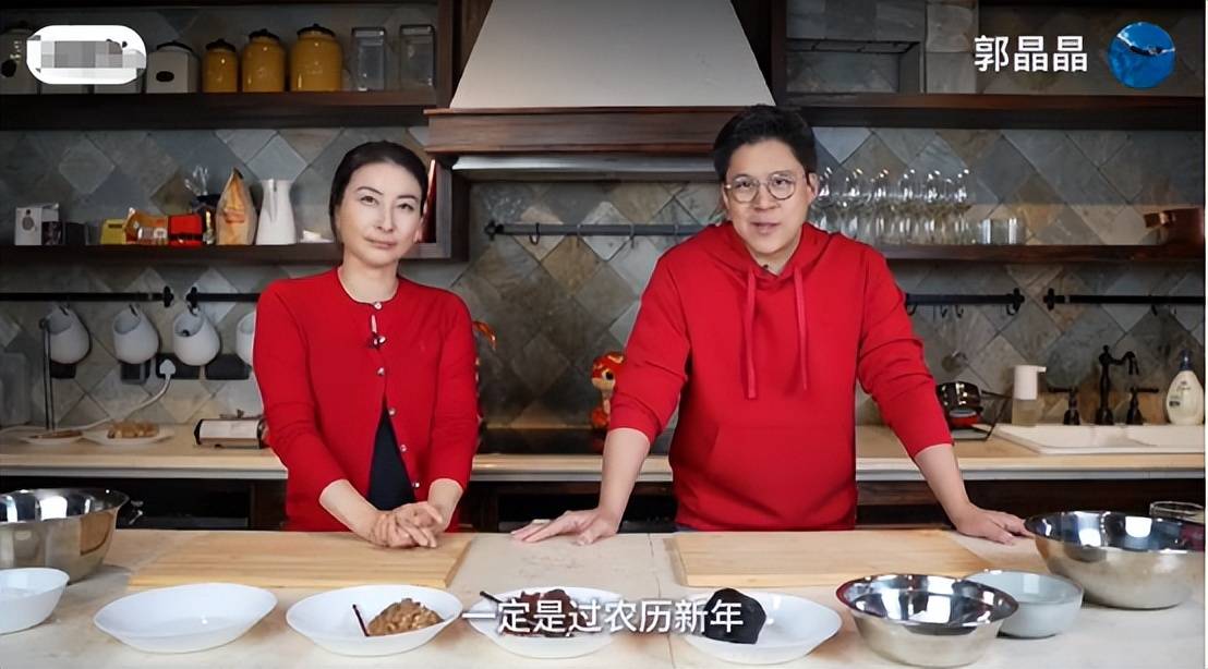 豪门庆新年：郭晶晶霍启刚年终总结，郭碧婷向佐旅游暴露真实身材