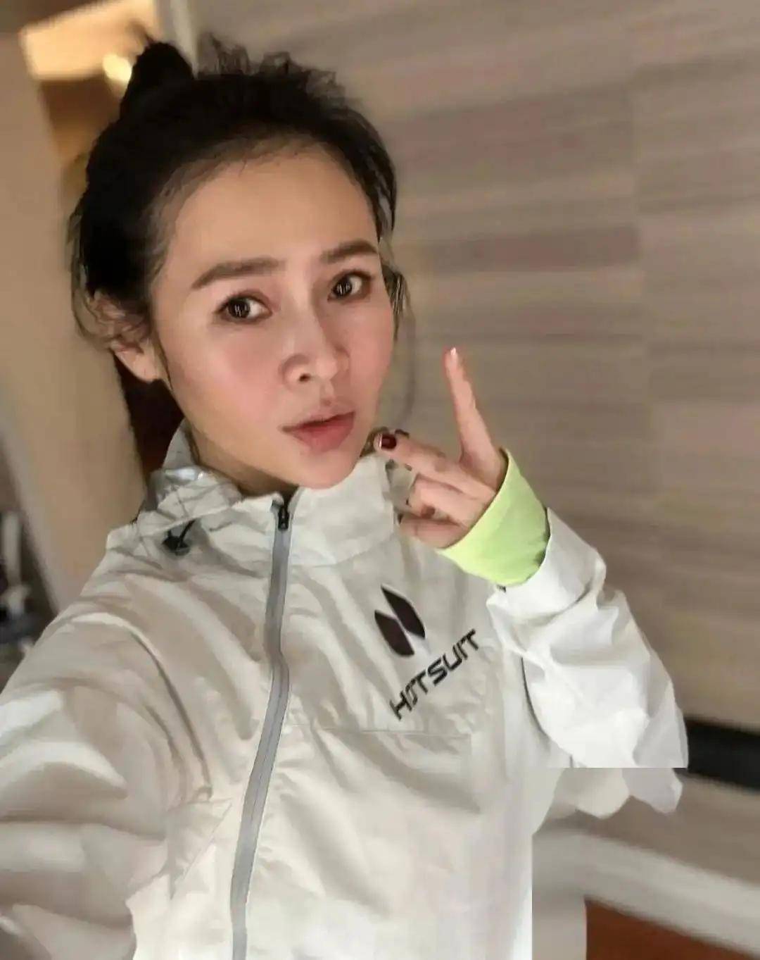 于明加穿瑜伽裤全身零赘肉身材怎么看都不像是俩娃妈雷火竞技网址(图6)
