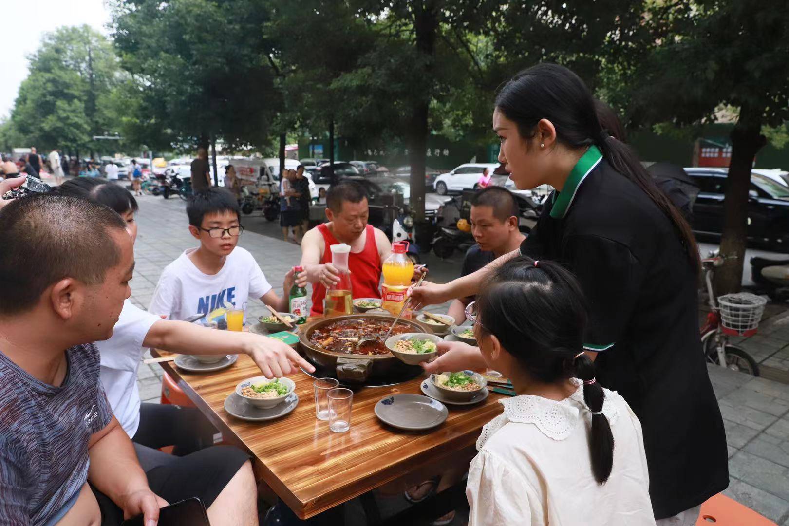 如今这么多的餐饮品牌诞生连锁餐饮品牌加盟的优势新葡萄娱乐是什么？(图2)